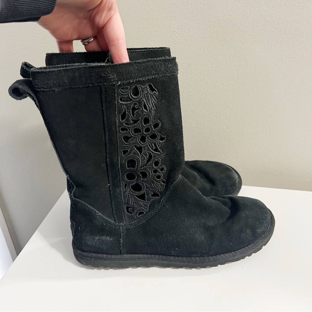 UGG Lo Pro Floral Cutout Boots in Black Suede Pull On Style Size 6